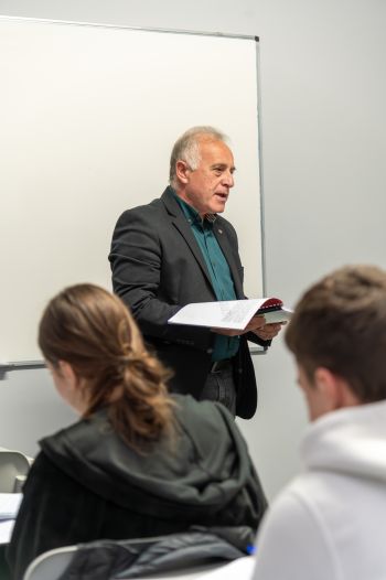 Βλούχος Χρήστος Μόρφωση